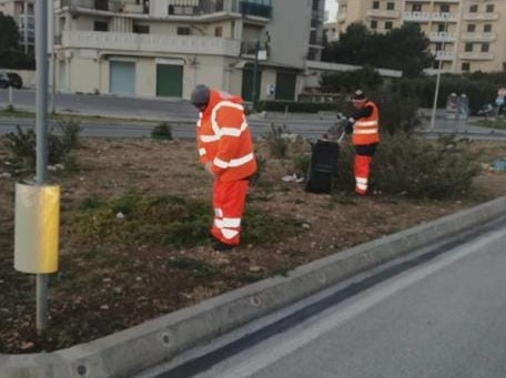  Siracusa. Verde pubblico, pulizia e diserbo di strade e marciapiedi alla Mazzarrona