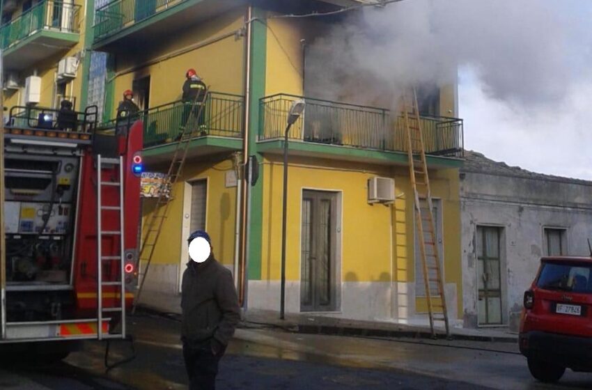  Dramma a Villasmundo: anziano muore carbonizzato, in fiamme l’appartamento