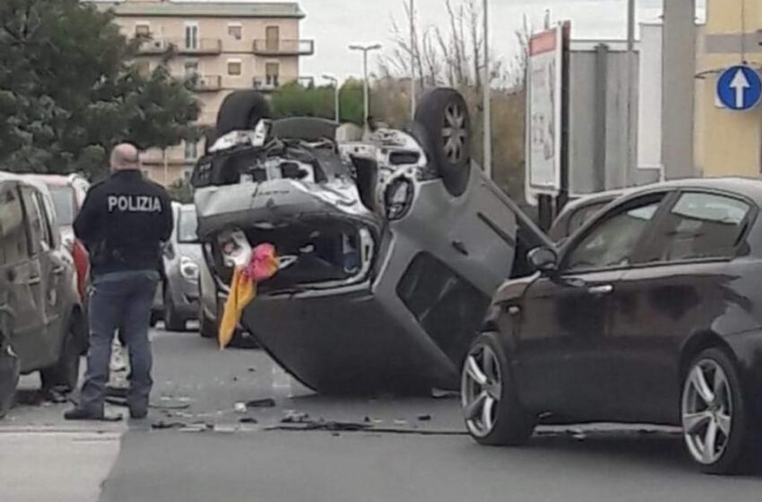  Siracusa. Scontro tra tre auto, una si cappotta: incidente in via Mazzanti, feriti lievi