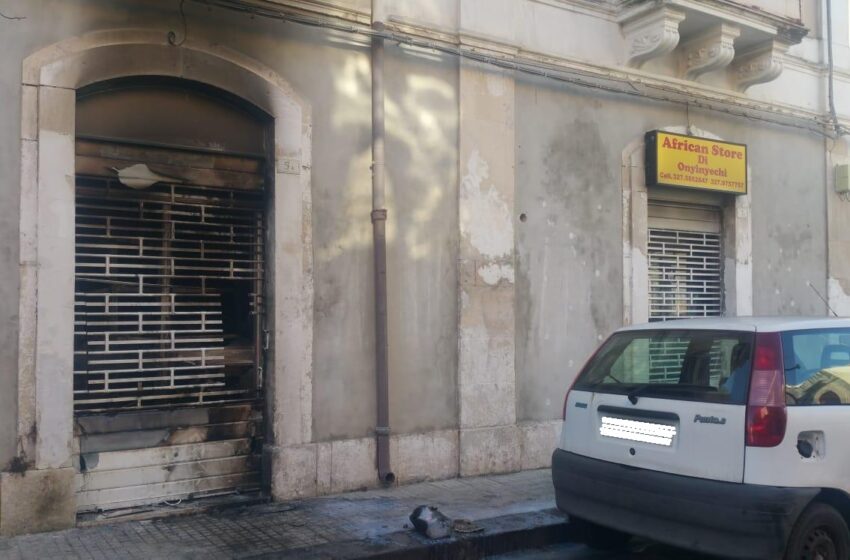  Siracusa. A fuoco negozio di via Bacchilide: probabile origine dolosa