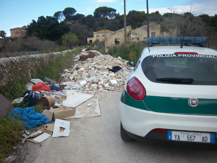  Siracusa. Rifiuti, polizia provinciale: sanzioni a raffica in aree extraurbane