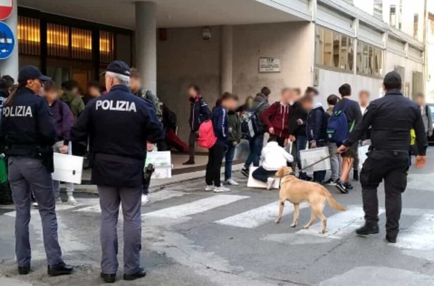  Siracusa. Controlli antidroga dentro e intorno alle scuole: sequestrato hashish