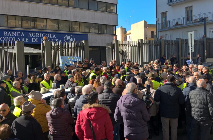  Gilet gialli siracusani alla protesta dei risparmiatori della Banca Popolare di Ragusa