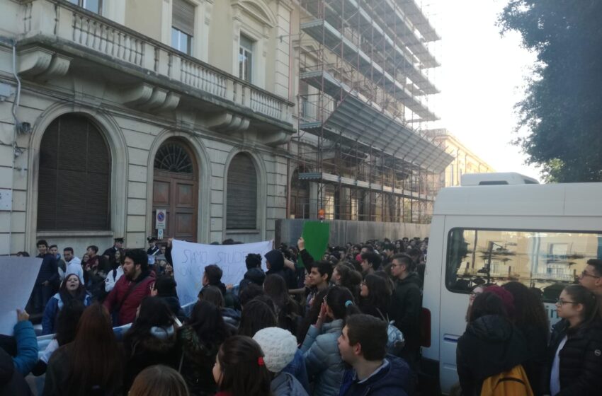  Siracusa. Corteo degli studenti, protesta alla ex Provincia: “cambiato il clima, adeguateci”