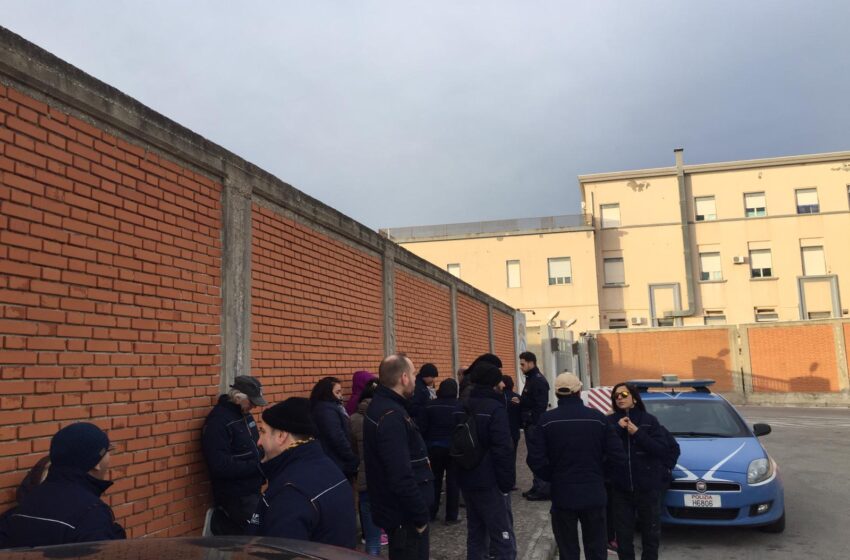  Augusta. Appalto pulizia alla Marina Militare, protesta spontanea dei lavoratori