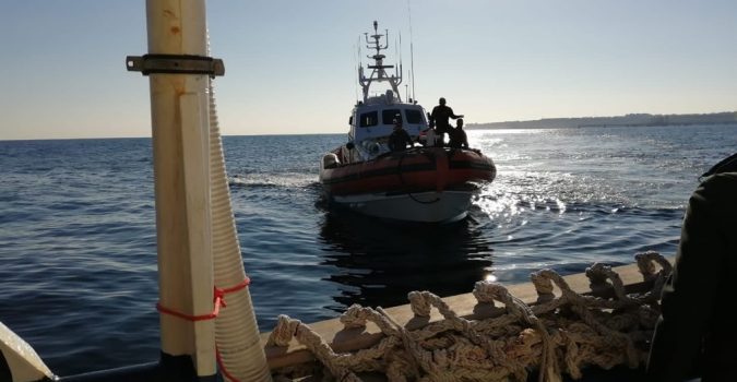  Siracusa. Nuovo rifornimento di viveri per la Sea Watch, sanificati i bagni a bordo