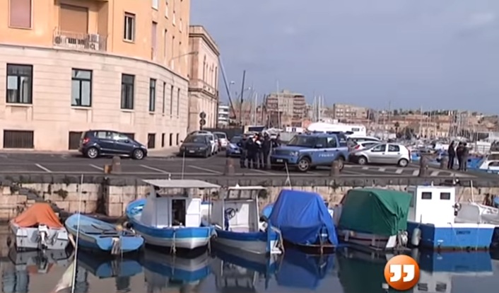  Siracusa. Imbarcazione in fiamme nei pressi del ponte Umbertino, affondata