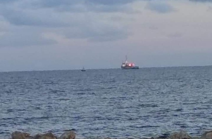  La Sea Watch in rada ad un miglio dalla costa siracusana, affiancata da Guardia Costiera