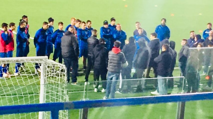  Siracusa calcio, confronto fra squadra e ultras durante l’allenamento