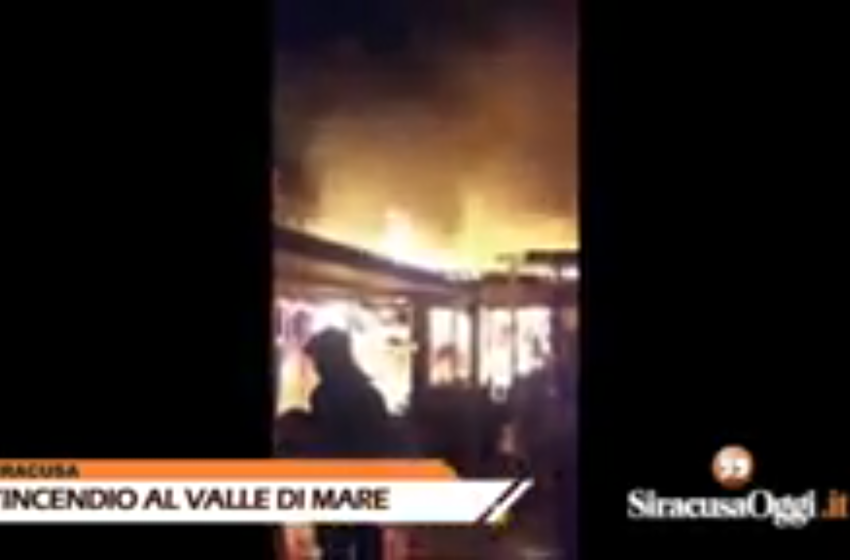  Siracusa. In un video, le immagini del rovinoso incendio al resort di Fontane Bianche