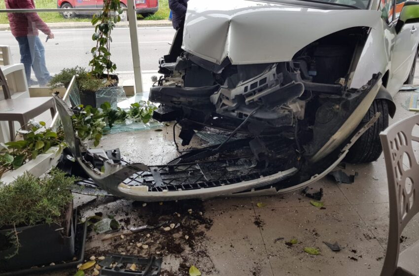  Siracusa. Paura in viale Epipoli, auto sfonda la vetrata di un bar: “Tragedia sfiorata”