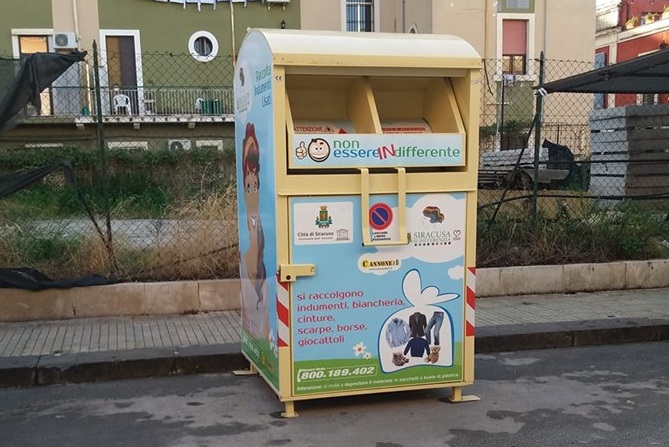  Siracusa. Contenitori per abiti usati: “Non è beneficenza”. Ecco come funziona