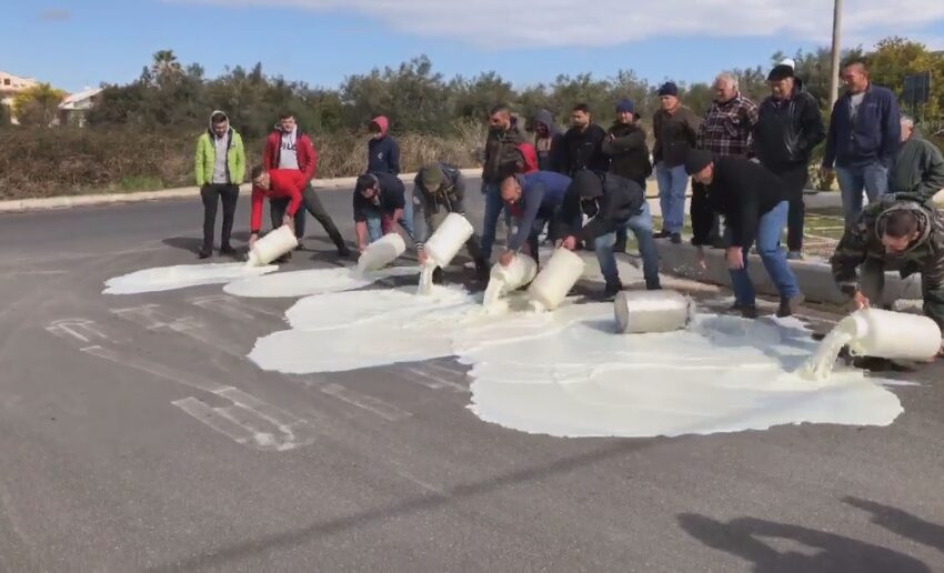  Sbarca nel siracusano la protesta dei produttori del latte: a Sortino versato in strada