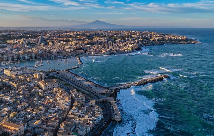  Siracusa. Tour dei sindacati in pullman tra le incompiute, dalla Tonnara all’ex tribunale