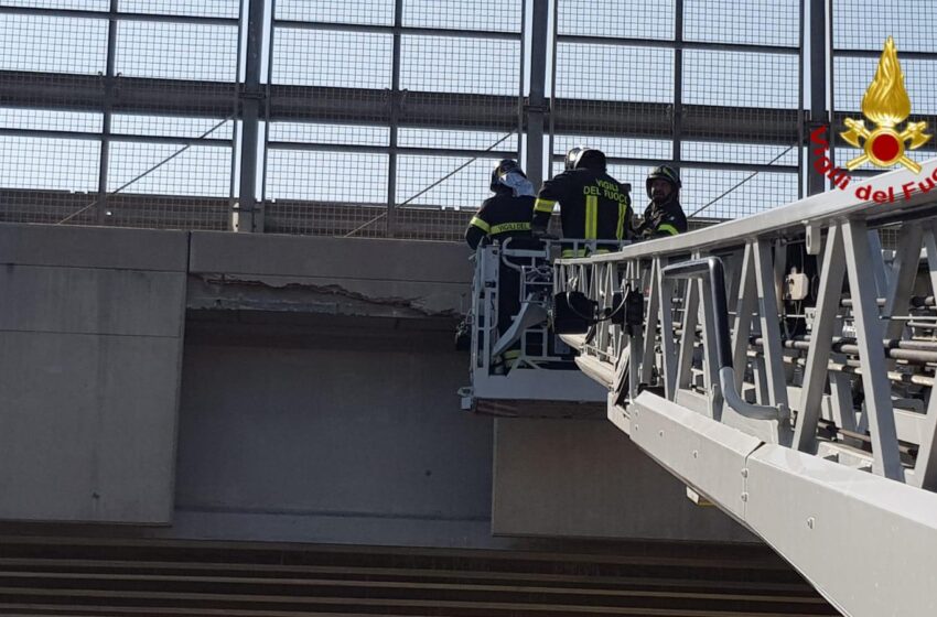  Pezzo di cavalcavia minaccia di cadere, intervengono i Vigili del Fuoco