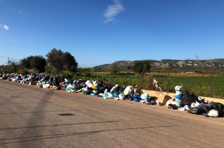  Siracusa. Abbandono di rifiuti, 3 sanzioni a Fontane Bianche: spazzatura pure da Avola