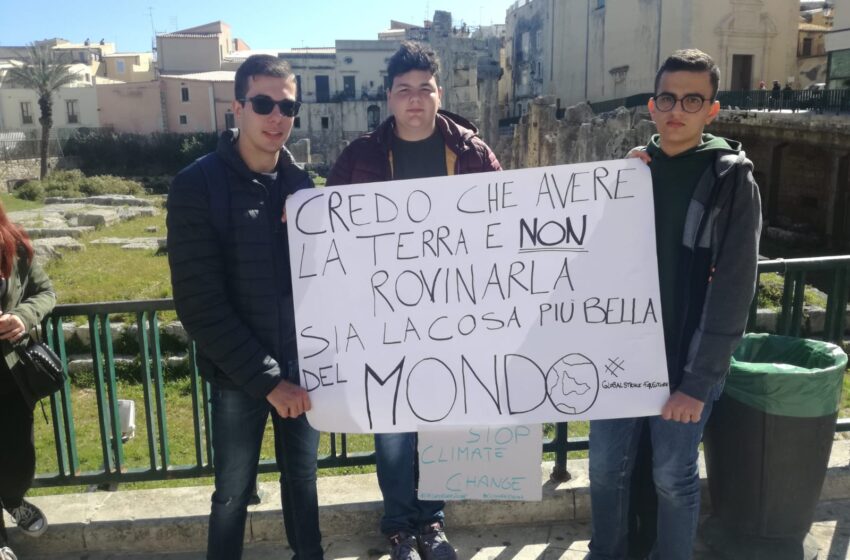  Siracusa. Fridays for Future al Tempio di Apollo: “dichiarare emergenza climatica”