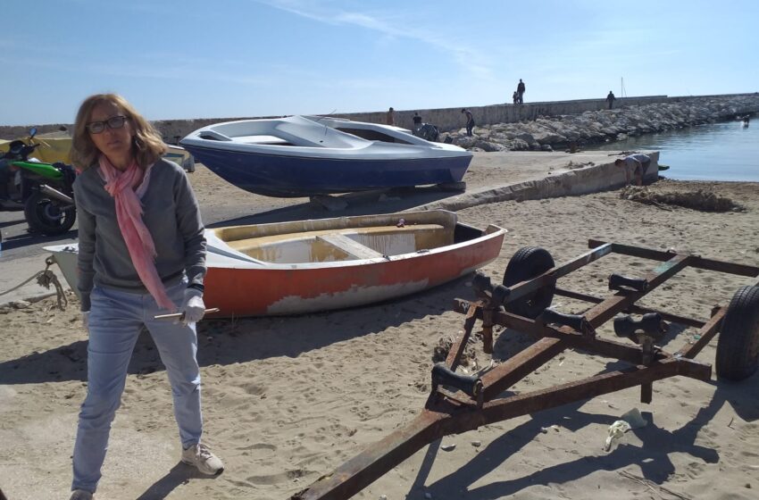  Siracusa. Turisti inglesi puliscono la spiaggia: “Ma a Ragusa è tutto lindo”