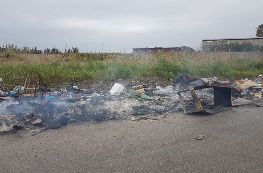  Siracusa. Quei misteriosi roghi di rifiuti nei pressi del campo rom: chi brucia cosa?