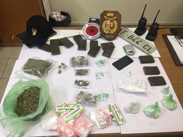  Siracusa. Minimarket della droga in casa: cocaina, marijuana e hashish. Un arresto