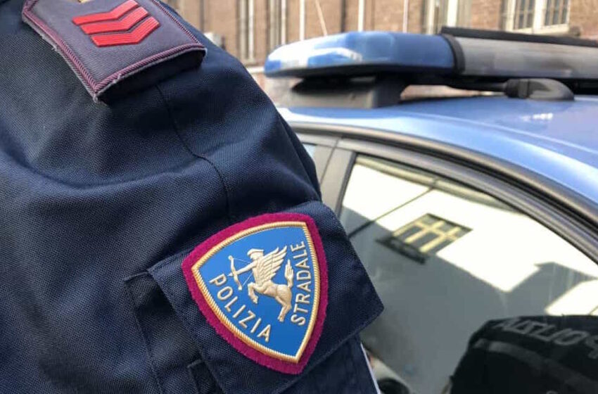  In autostrada in scooter senza casco e la droga sotto la sella: arrestato un 22enne