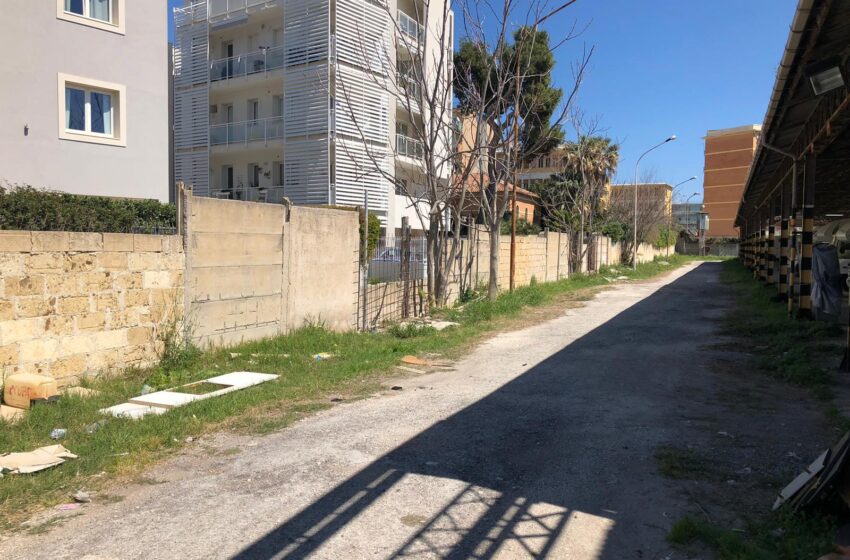  Siracusa. Parcheggio Von Platen, completata recinzione in ferro per chiudere le “falle”