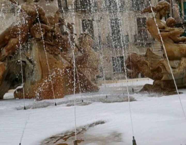  Siracusa. La Fontana di Diana piena di schiuma, Italia: “Acquisiremo i filmati”