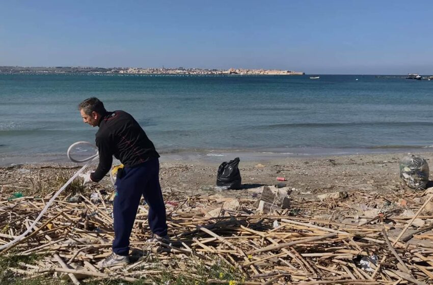  Siracusa. Crescono gli “ecologisti” attivi: volontari puliscono la spiaggetta Maddalena