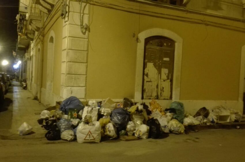  Siracusa. Ritorna la spazzatura in strada alla Borgata: il rione da solo non ce la fa