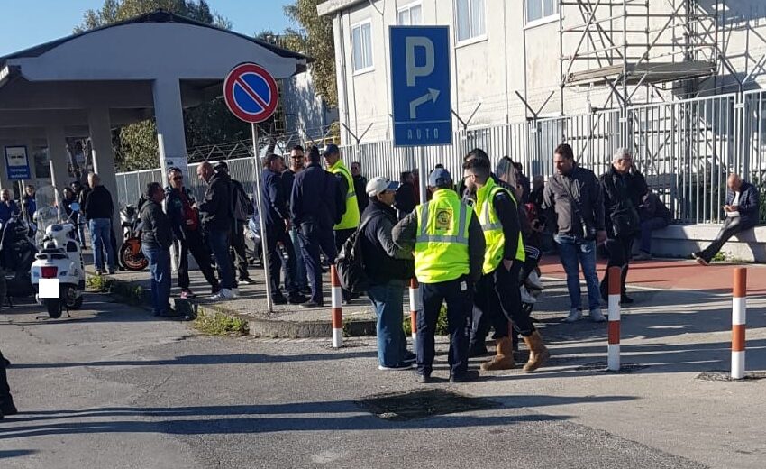  Blocco in portineria Versalis, protestano lavoratori Synergo: tre mesi di arretrati
