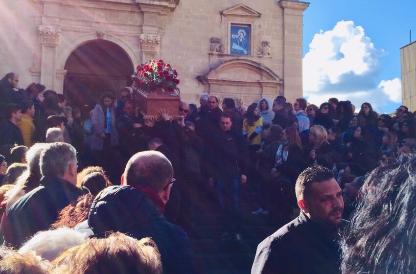  Francofonte si è fermata per l’ultimo saluto ad Antonella Frazzetto