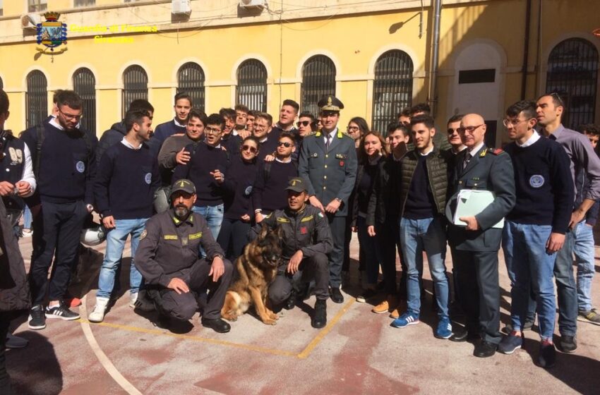  Siracusa. Studenti a lezione di legalità: otto incontri con la Guardia di Finanza