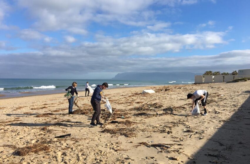  Siracusa. Capitaneria e studenti ripuliscono la Playa: così celebrano la Giornata del Mare