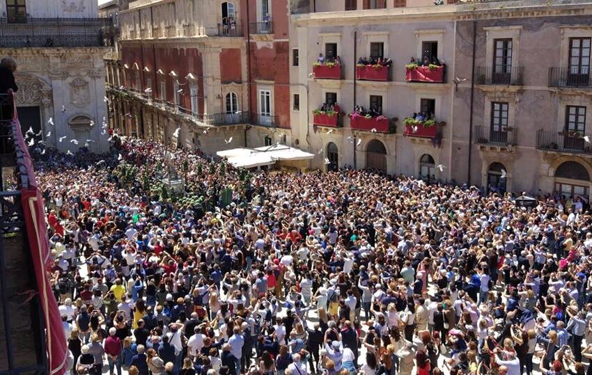  Santa Lucia delle quaglie: l’uscita del simulacro dalla Cattedrale