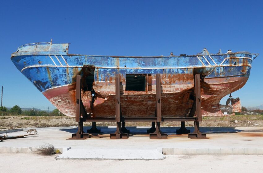  Da Augusta a Venezia, il barcone dei migranti diventa una installazione d’arte