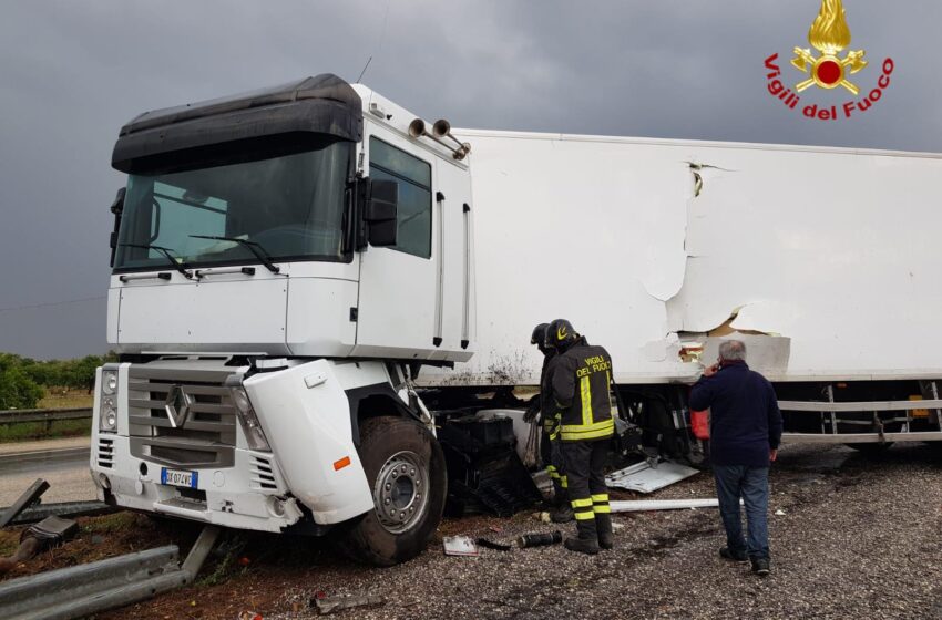  Siracusa. Autoarticolato finisce di traverso in autostrada, altezza svincolo Cassibile