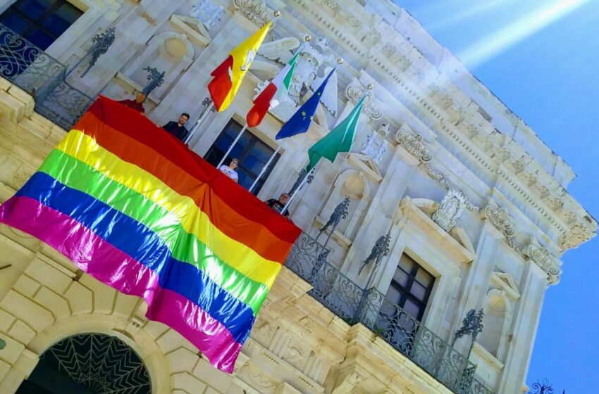  Siracusa. Giornata contro l’omofobia, bandiera arcobaleno a Palazzo Vermexio
