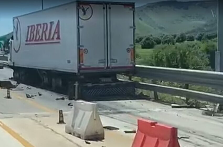  Incidente alla barriera di Cassibile, camion contro la struttura