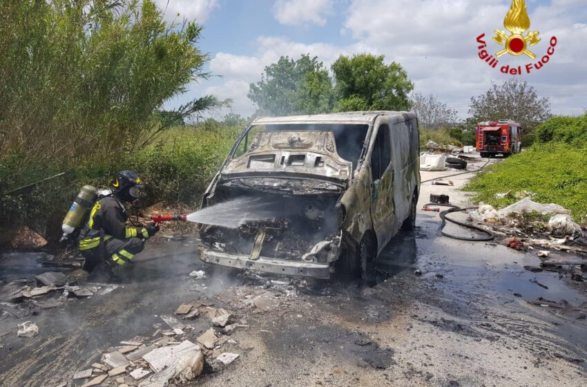  Siracusa. Furgone in fiamme in via traversa Palma, nei pressi del circuito