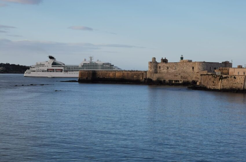  Prima grande nave da crociera in porto: Seabourn Odissey. “Il relitto ci fa vergognare”
