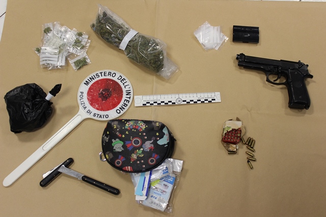  Augusta. Droga, munizioni e arma giocattolo in casa: arrestato un 24enne