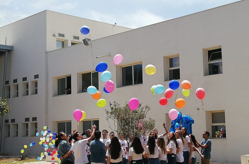  Siracusa. Lacrime e palloncini, l’Einaudi ricorda Simone: per lui un ulivo nel giardino