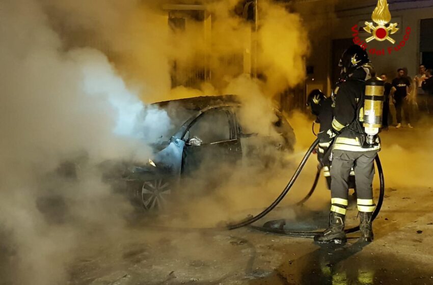  Priolo. Distrutta un’auto in via Bellini, udita una forte esplosione nella notte. Il video