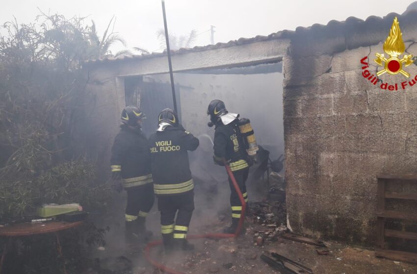 Noto. Incendio in un casotto a San Lorenzo, bombole di gas all’interno