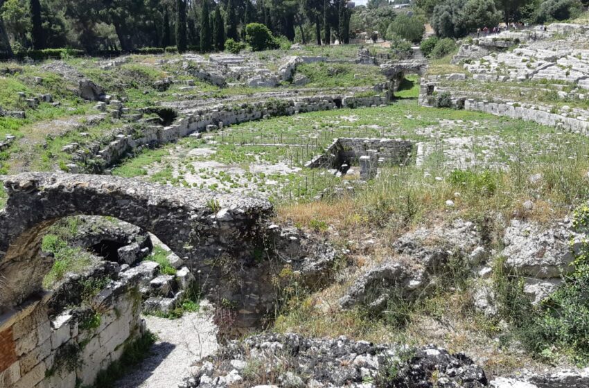  Siracusa. Anfiteatro romano, siamo alle solite: monumento consegnato alle erbacce