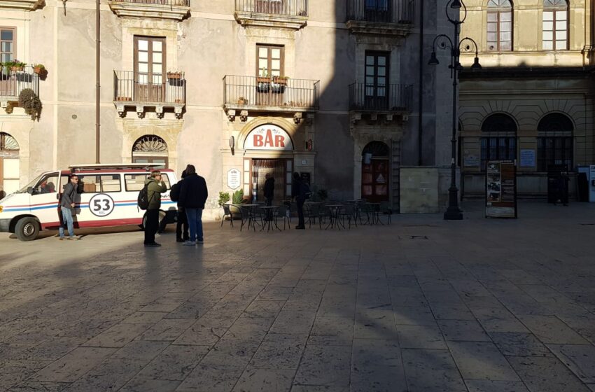  Siracusa. Spunta un nuovo bar in piazza Duomo ma è solo per il ciak: si gira uno spot