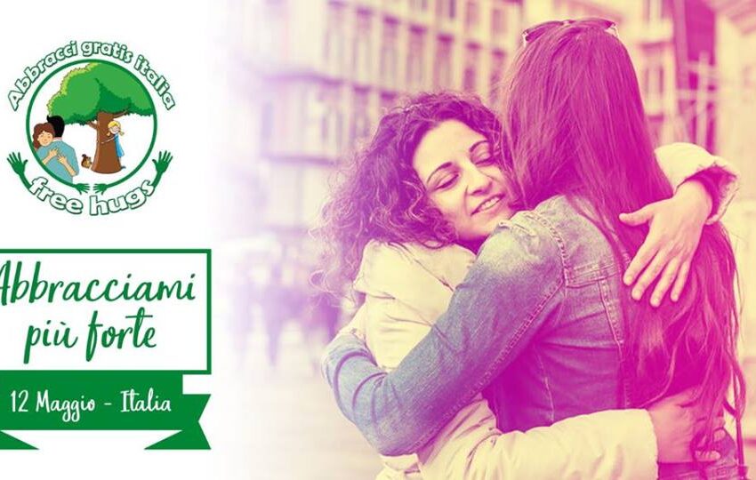  Siracusa. Abbracci gratis in piazza Duomo come…terapia: “riempiamo l’anima”