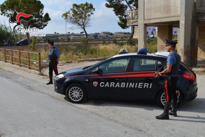  Danneggia il portone e l’auto dell’ex e minaccia la nuova compagna: arrestata