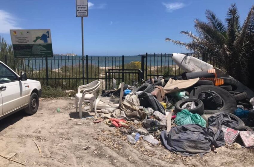  Siracusa. Una discarica all’ingresso della riserva: pneumatici, sedie e ingombranti