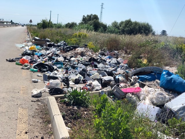  Siracusa. Via per Floridia: “Discariche segnalate da mesi, noi cittadini ignorati”